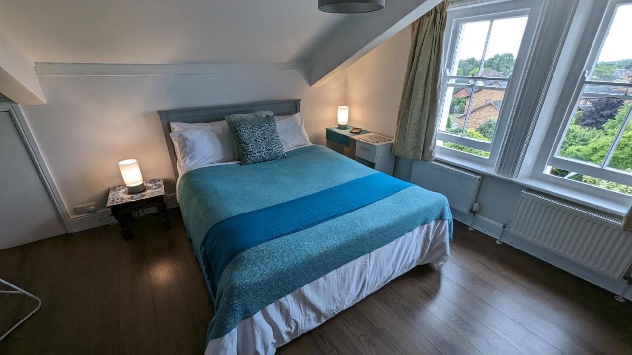 Cotswold Vip Regency Lodge 切尔滕纳姆 外观 照片