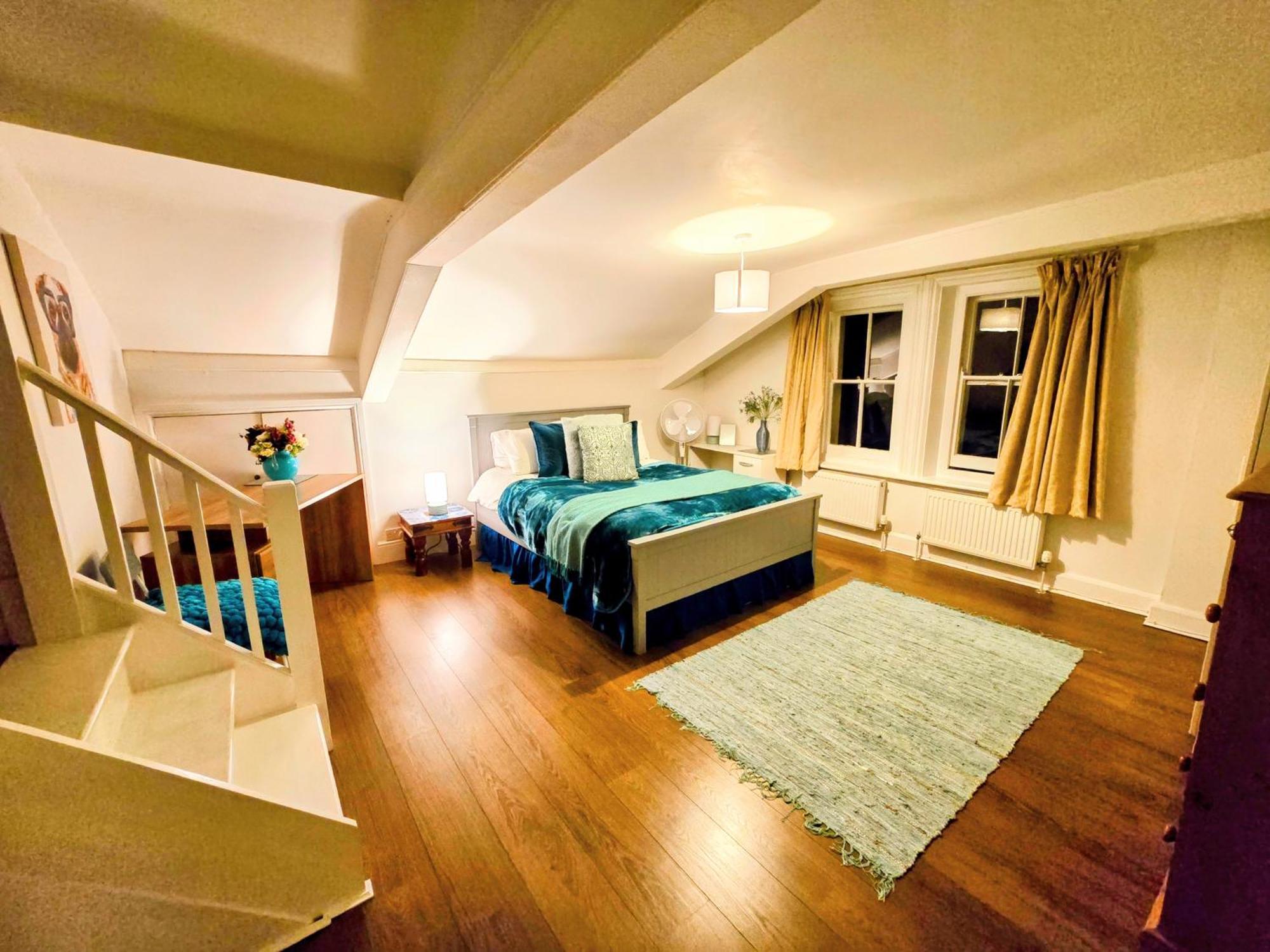 Cotswold Vip Regency Lodge 切尔滕纳姆 外观 照片