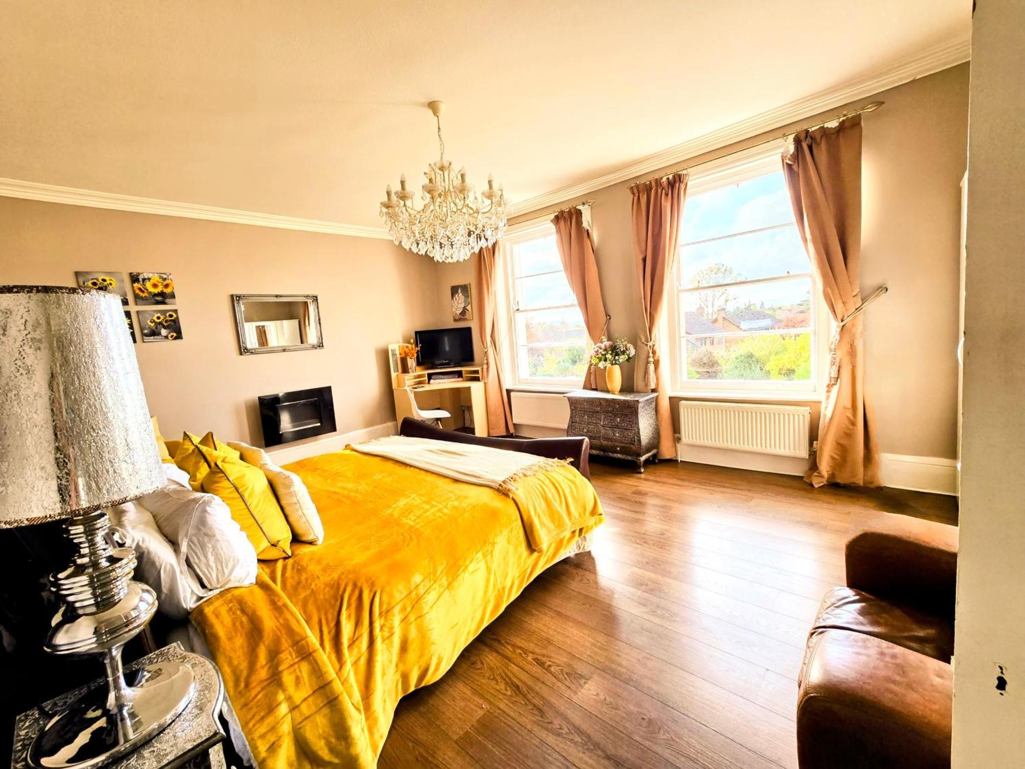 Cotswold Vip Regency Lodge 切尔滕纳姆 外观 照片